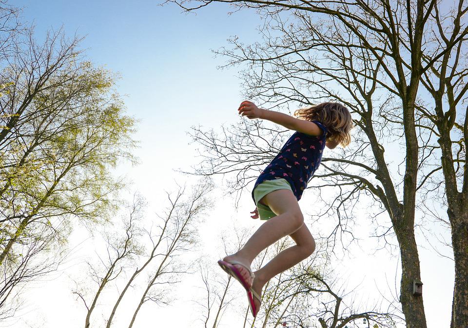 Trampoline extérieur, un bon investissement pour les familles